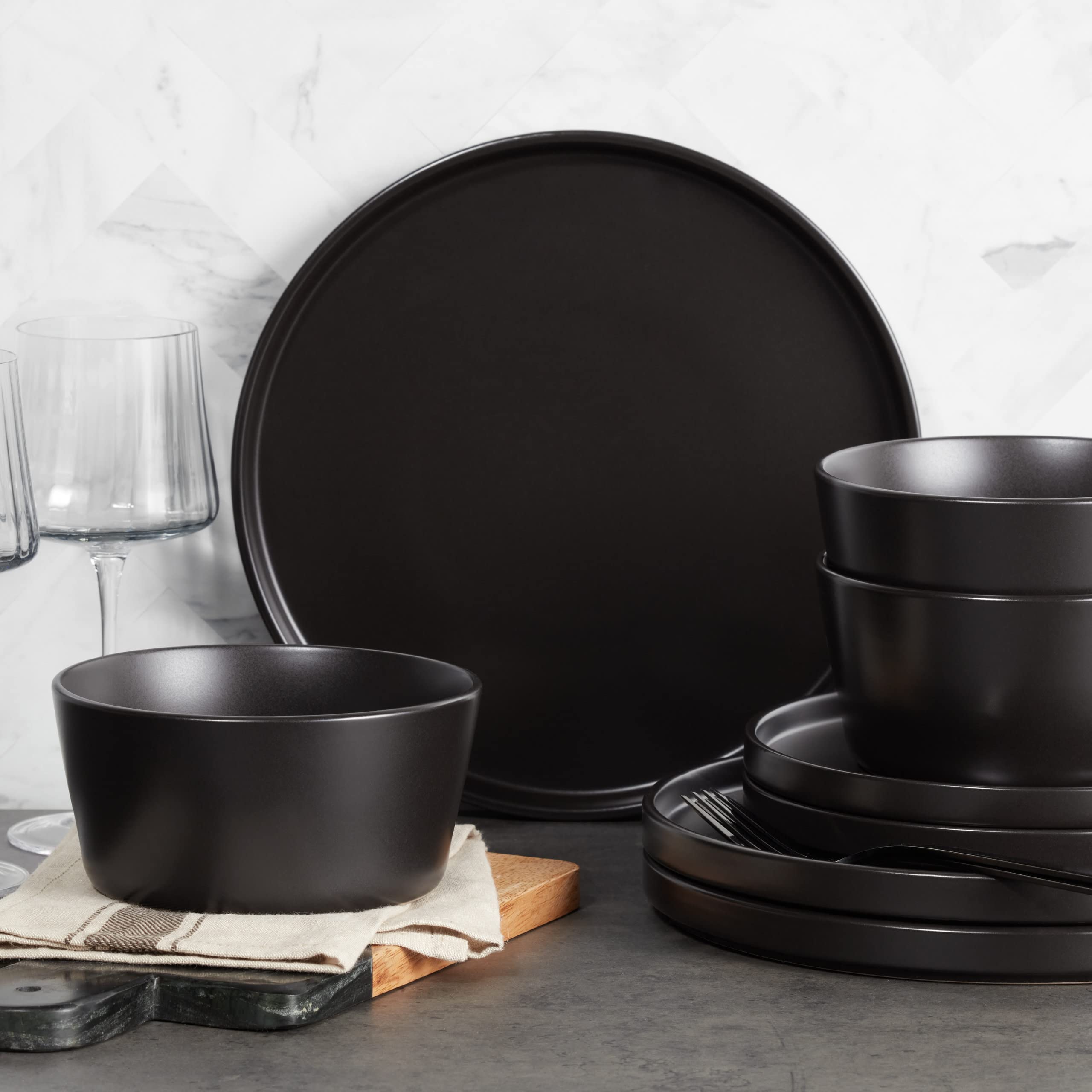 Stone Lain Celina Stoneware 16 Piece Dinnerware Set, Plates and Bowls, Black Matte Dish, Service for 4 – Minimalist Round Style, Microwave & Dishwasher Safe